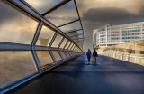 Les filles sur la passerelle