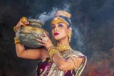 Holding Smoking Pot 8859